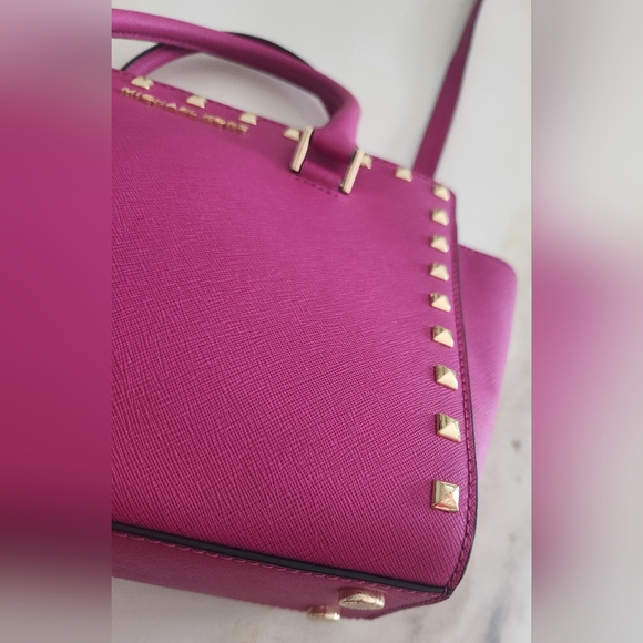 Gorgeous hot pink Michael Kors Selma Mdm Studded convertible crossbody bag - Picture 9 of 14
